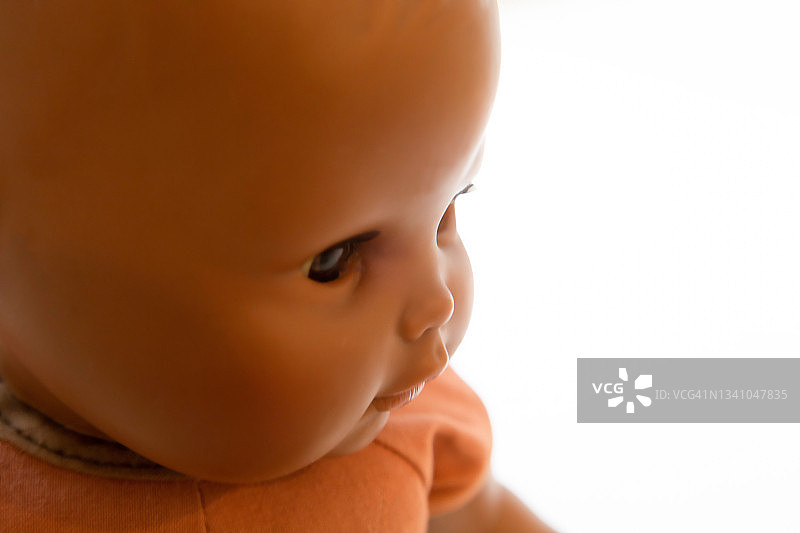 可爱的中性复古娃娃侧视肖像图片素材