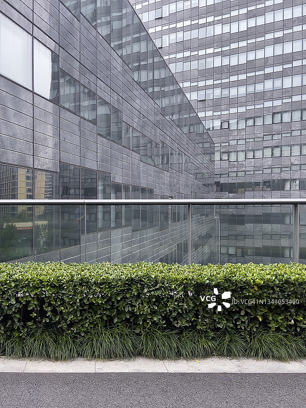 高架桥绿化带外的灰色现代建筑图片素材