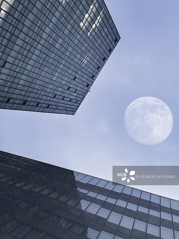 傍晚，月亮在杭州现代建筑上空升起图片素材