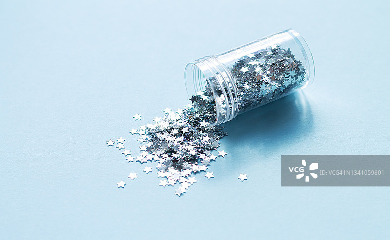 瓶装银色五彩纸屑，用于DIY或节日装饰图片素材