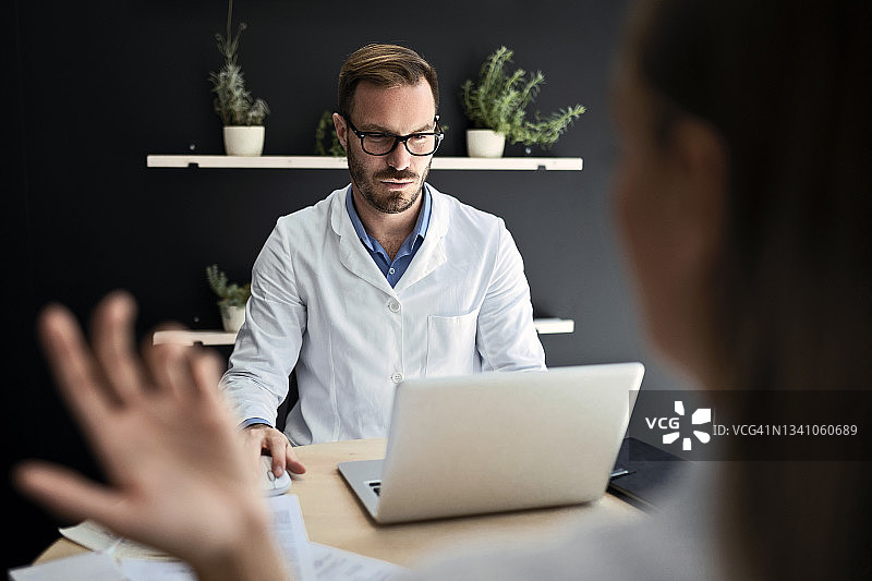 让我检查一下图片素材