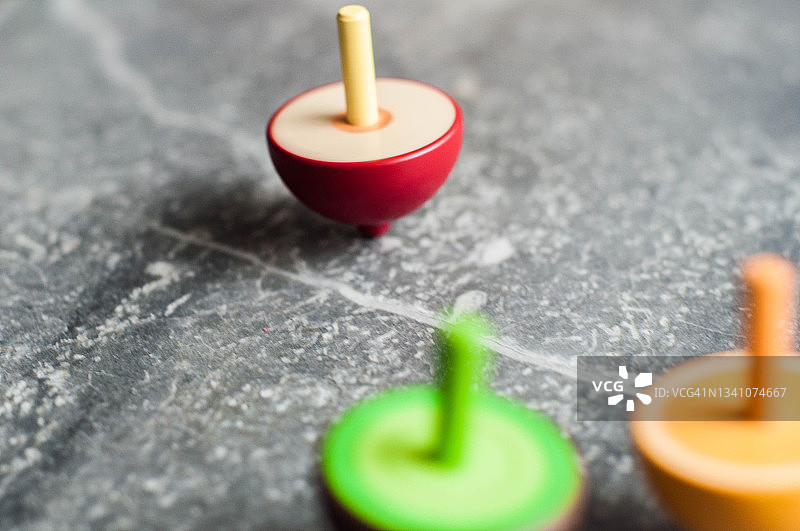 彩色旋转陀螺概念图片素材