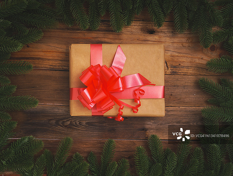 乡村木质背景上的礼品盒，贺卡图片素材