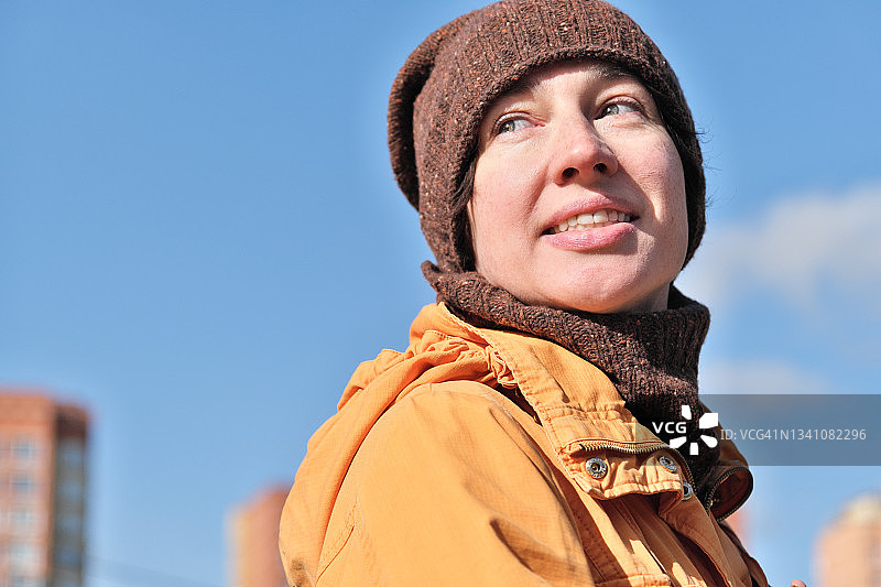 秋季城市街道上的女人肖像图片素材