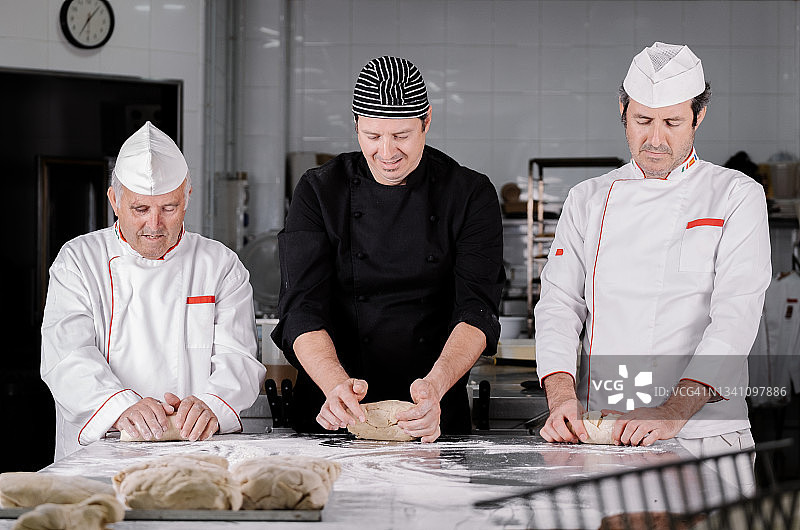 面包师在面包工坊揉面团图片素材