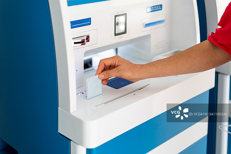 女人操作自动取款机图片素材