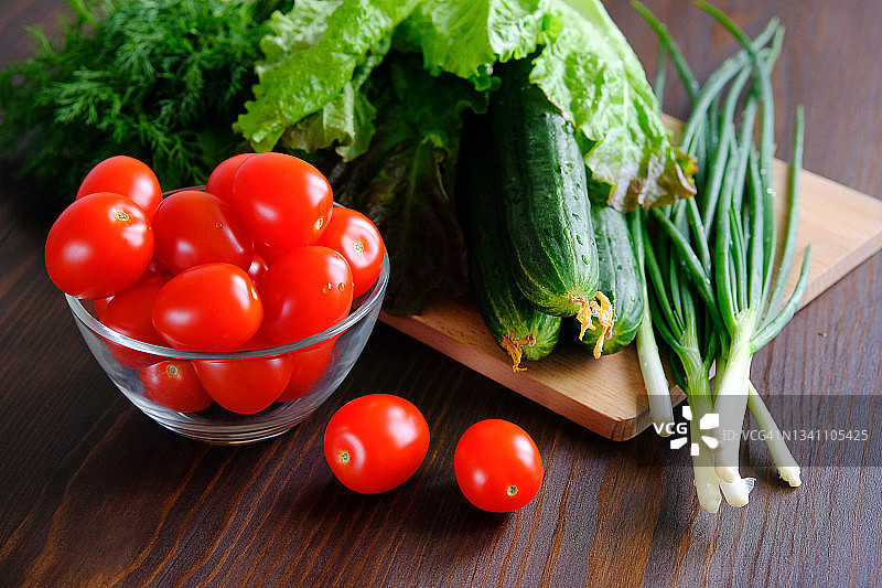 盘子里的番茄和葱，旁边是黄瓜和绿色沙拉，来自家庭菜园的蔬菜，天然有机农场农产品，素食和生食饮食，冬季腌制和收获，家庭生活图片素材