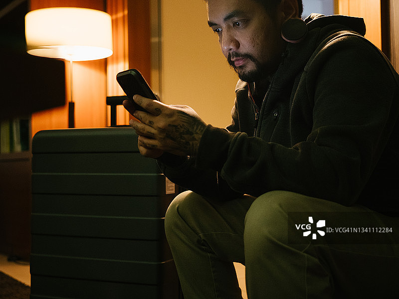 在酒店大堂使用手机的商人图片素材