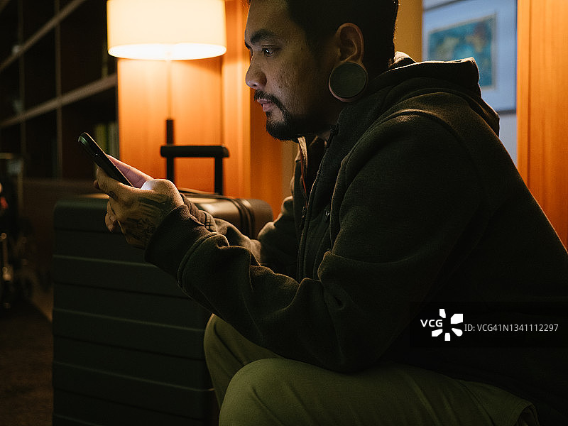 在酒店大堂使用手机的商人图片素材