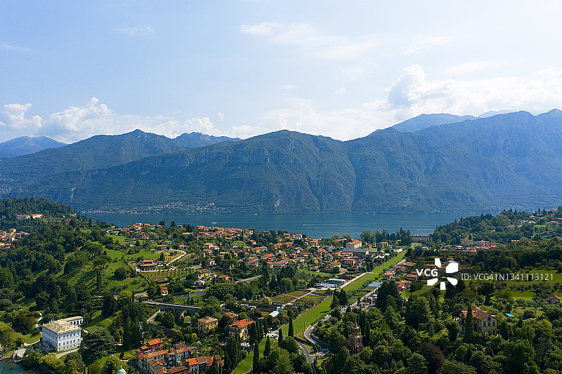 意大利贝拉焦科莫湖和山脉的美丽航拍景色图片素材