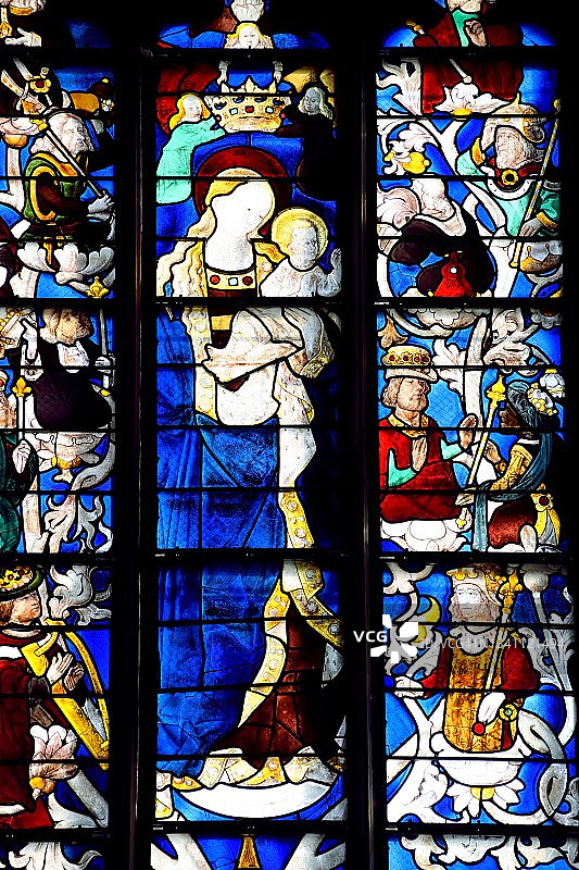 埃夫勒主教座堂的彩色玻璃图片素材