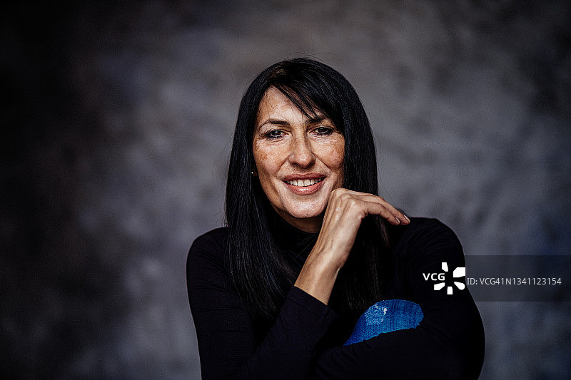 美丽的白种人年长妇女皮肤问题白癜风图片素材