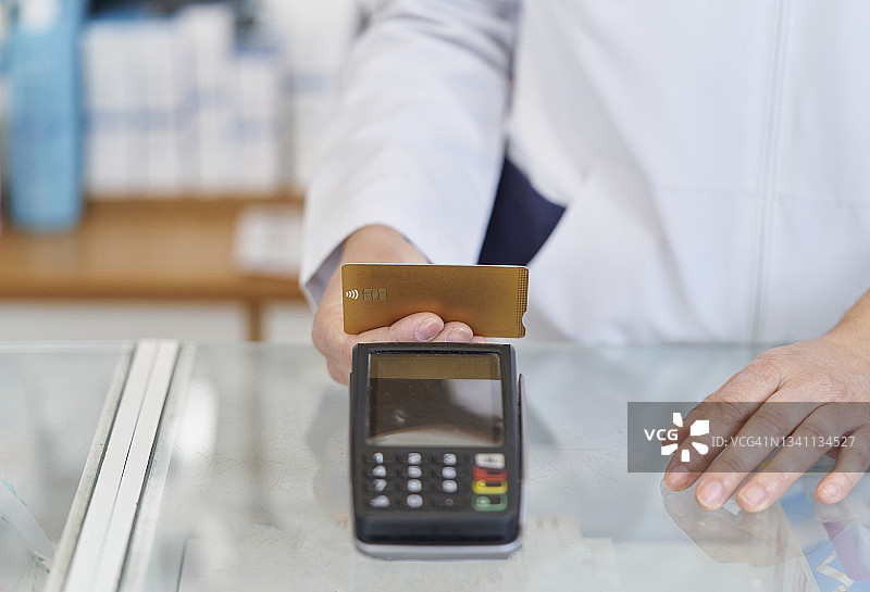 人们通过互联网系统使用信用卡支付图片素材