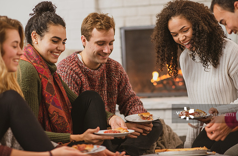 多民族年轻人在休闲聚会上一起用餐图片素材