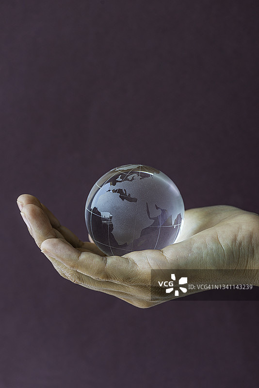 手捧玻璃地球图片素材