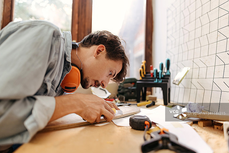 英俊的木匠图片素材