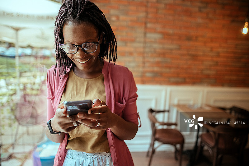 在咖啡馆里的黑人妇女图片素材