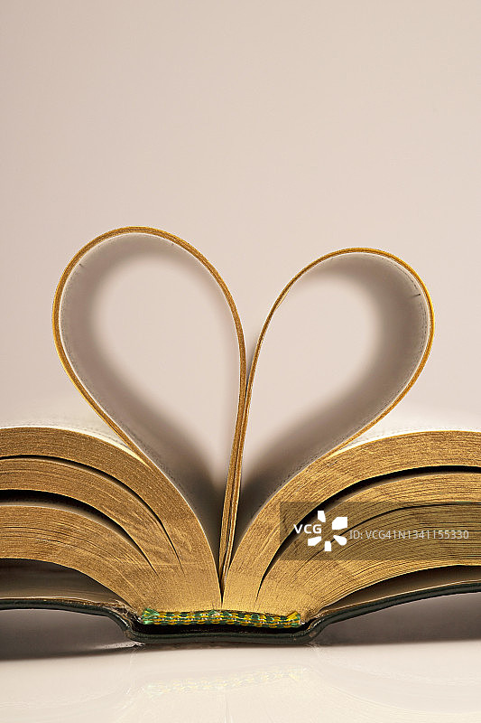 书页弯曲的心形图片素材