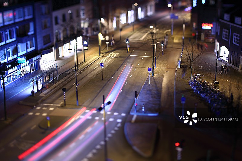 夜晚城市交通的长时间曝光高角度视图，微缩效果图片素材