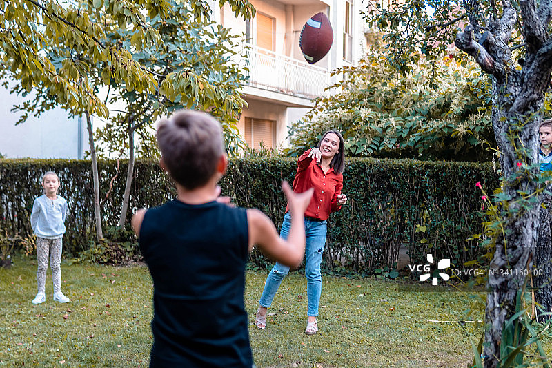 踢足球图片素材