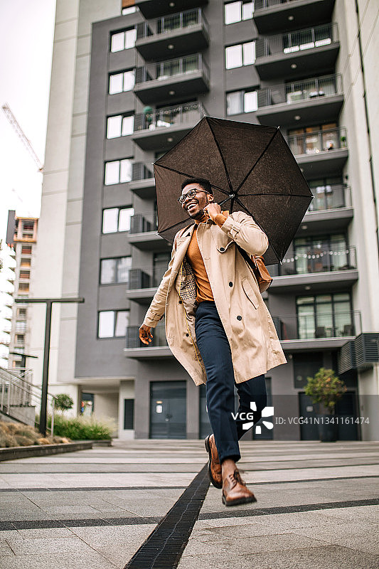 雨中漫步图片素材