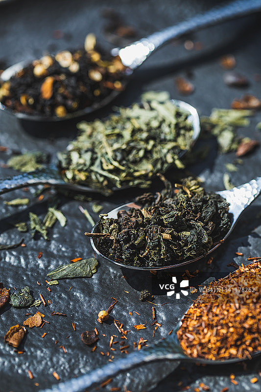 深色背景勺子里的各种茶叶图片素材