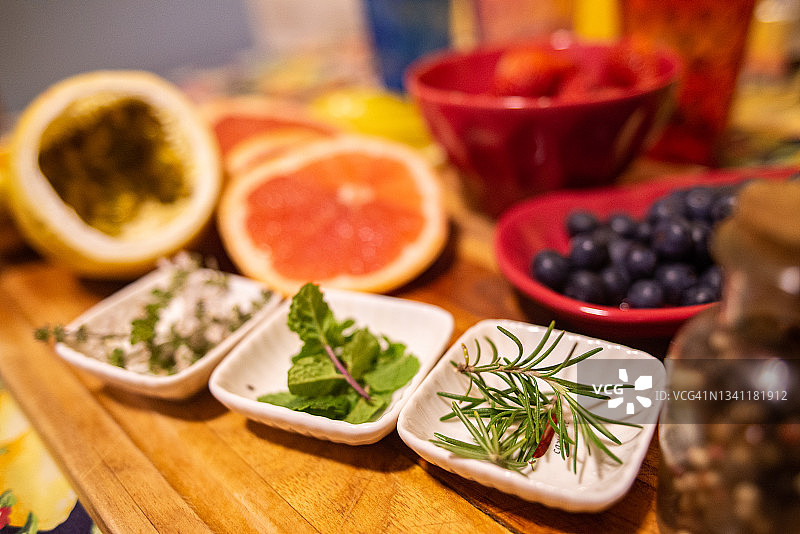 调制金酒饮品的食材图片素材