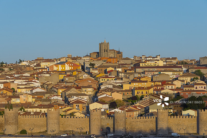 阿维拉中世纪城镇墙壁的日落景色图片素材