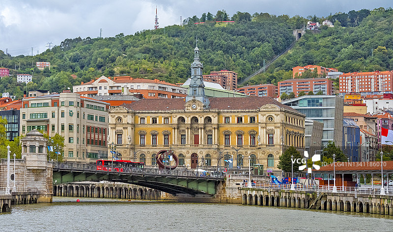内尔维翁河畔的市政厅图片素材