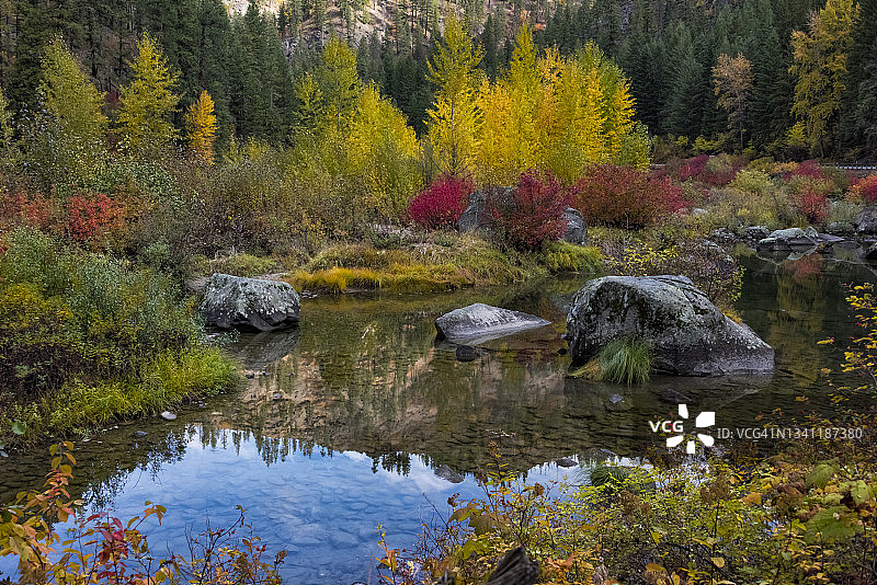 韦纳奇河畔的秋叶图片素材
