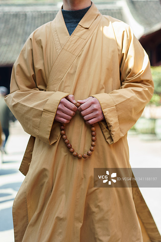 中国浙江省雪窦寺僧侣手持念珠图片素材