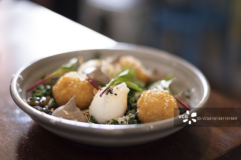 美味的荷包蛋、芝士土豆泥配蘑菇和羽衣甘蓝，撒上帕尔马干酪图片素材