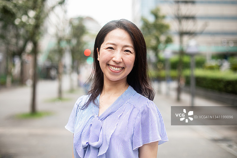 微笑的日本女子肖像图片素材