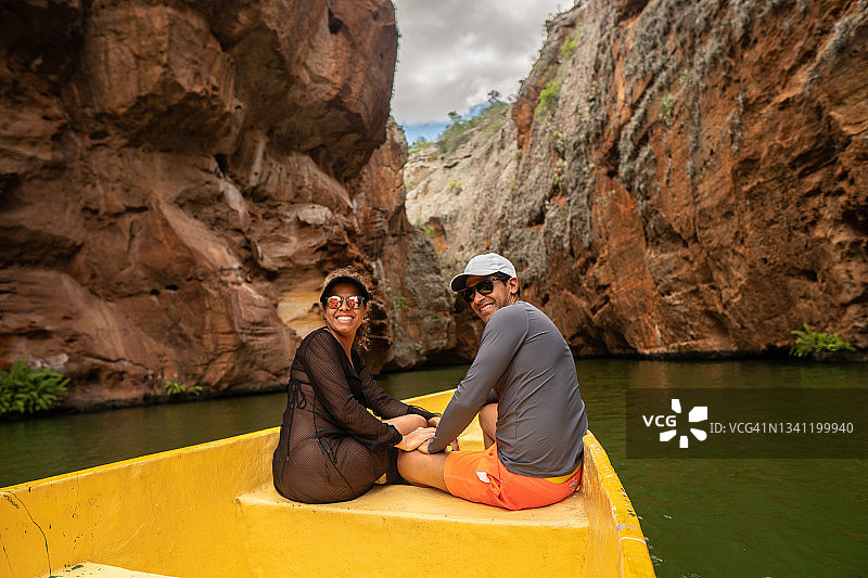 在圣弗朗西斯科河上乘船旅行的夫妇图片素材