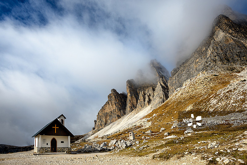 意大利多洛米蒂山脉特雷奇梅的阿尔卑尼斯教堂图片素材