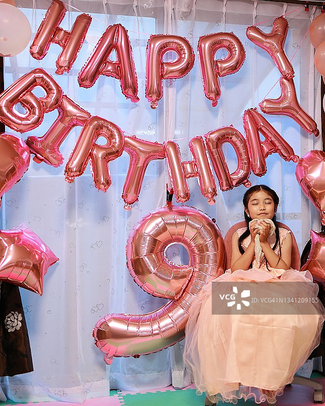 生日：享受放松时刻的人图片素材