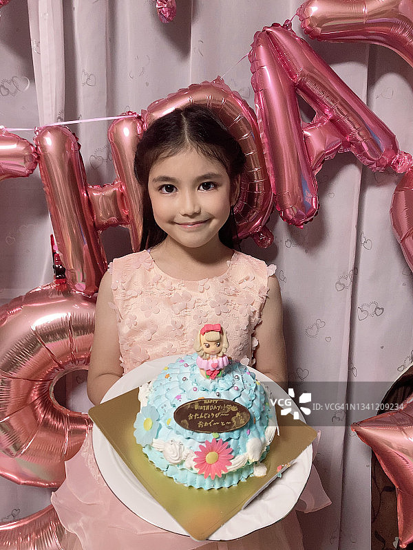 生日女孩与蛋糕图片素材