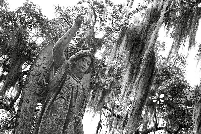 博纳旺蒂尔公墓的指向天使雕像图片素材