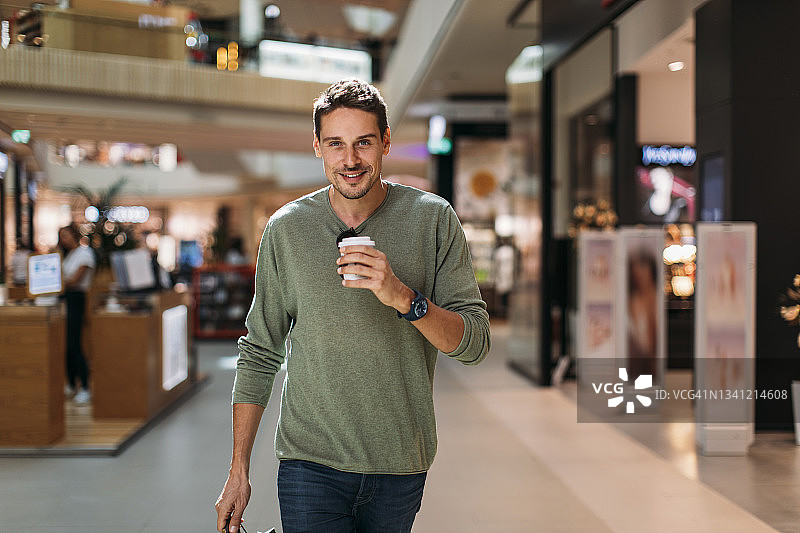 购物中心里的男人图片素材