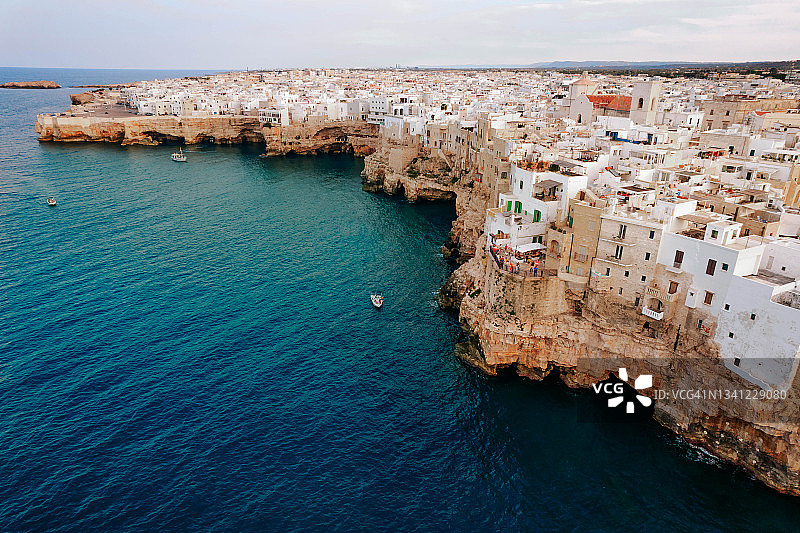 意大利波利尼亚诺航拍小镇风光图片素材