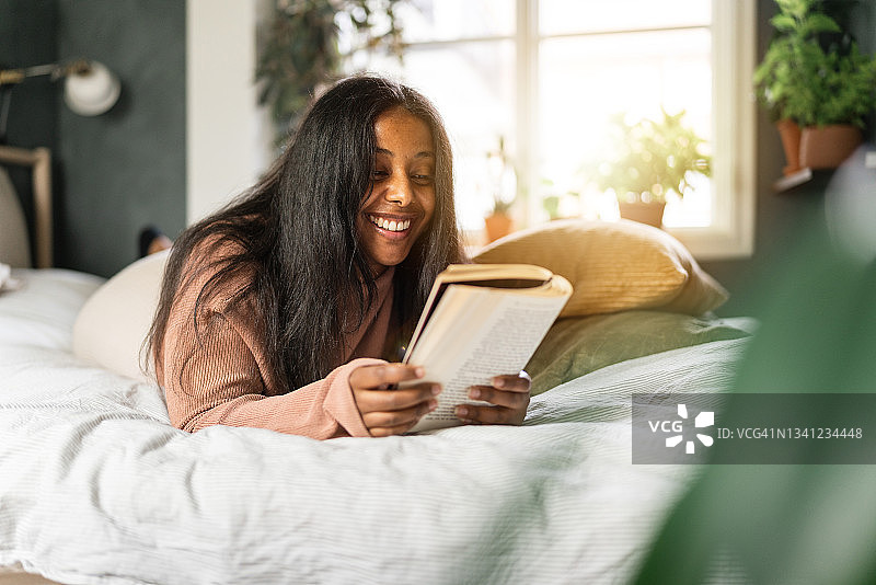 在卧室里读书图片素材