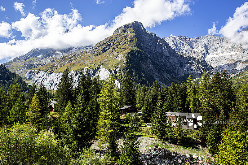 阳光明媚的瑞士富利村壮丽景色图片素材