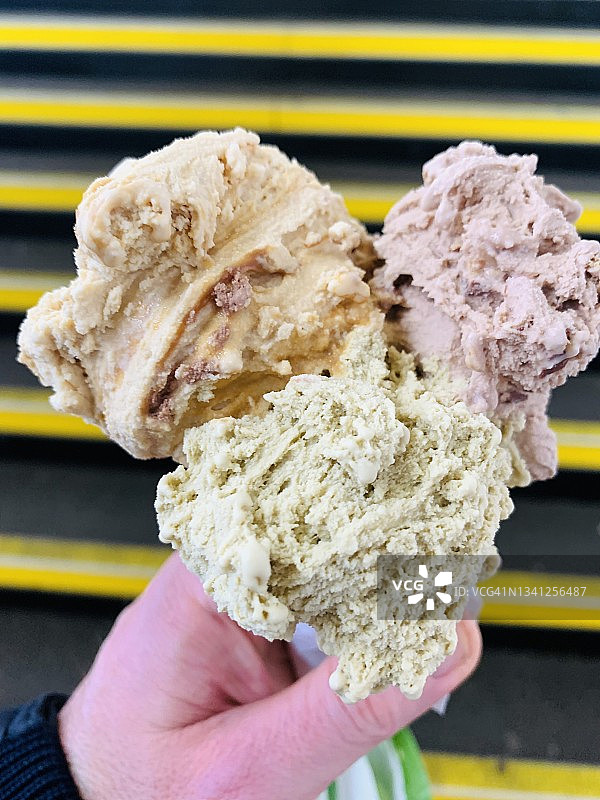 手拿意式冰淇淋甜筒图片素材