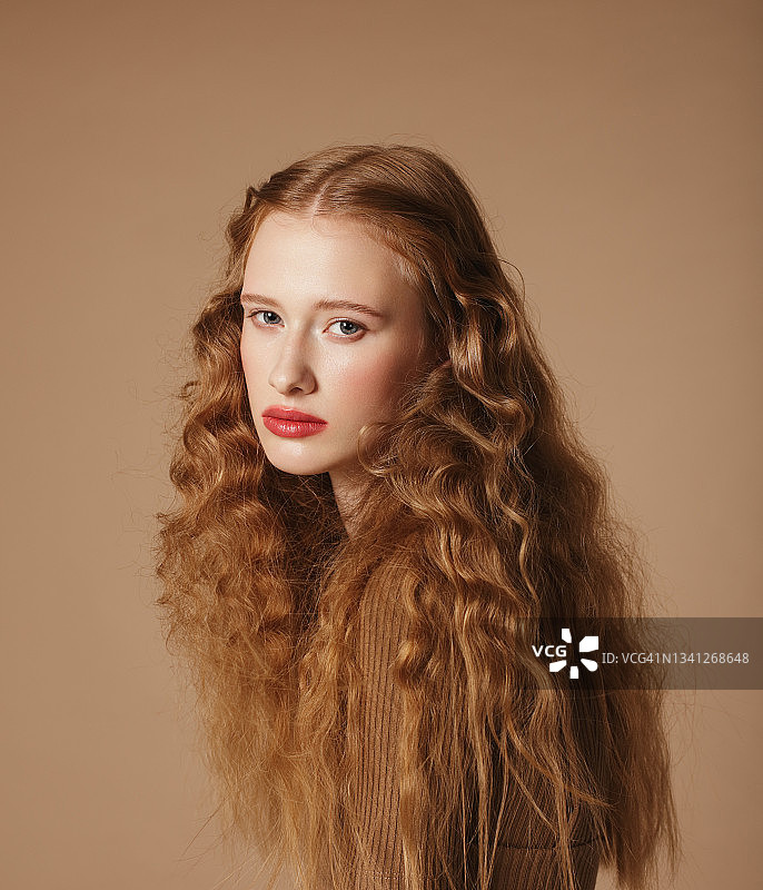 年轻漂亮的红发女人图片素材