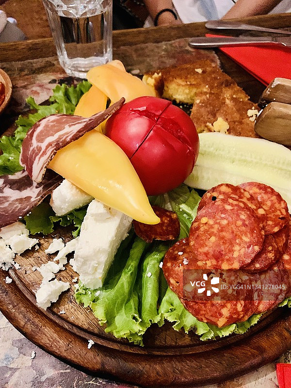 波斯尼亚奶酪和萨拉米香肠拼盘图片素材