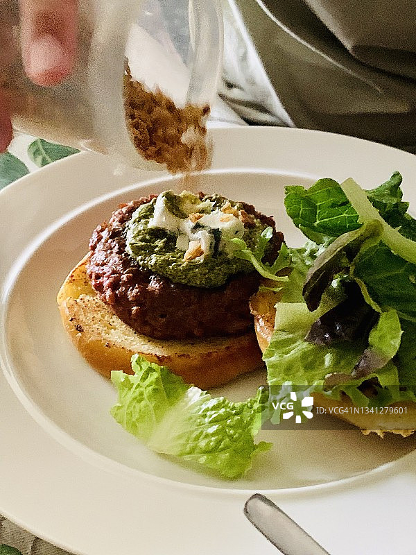 植物汉堡上放着脆皮洋葱图片素材