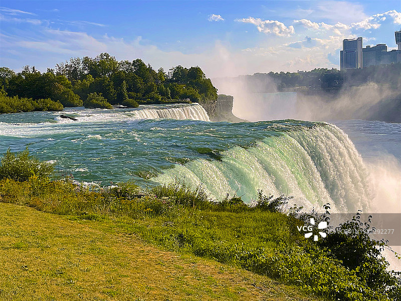 阳光下的草坪与尼亚加拉瀑布图片素材