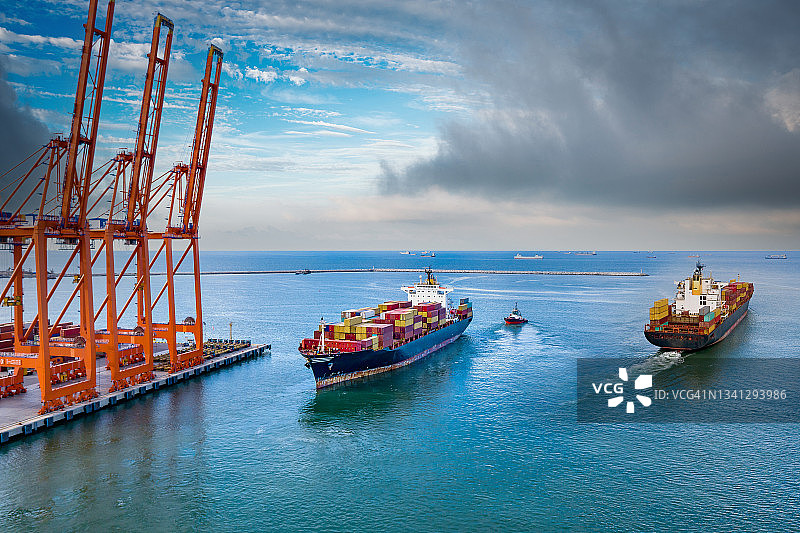 运输中的重型货船图片素材