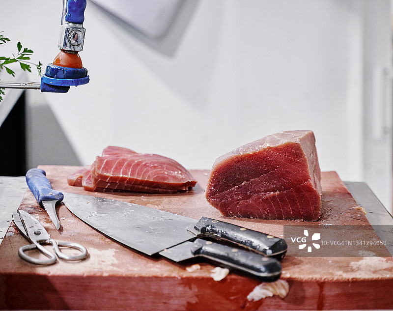 鱼市场用于切金枪鱼的刀具图片素材