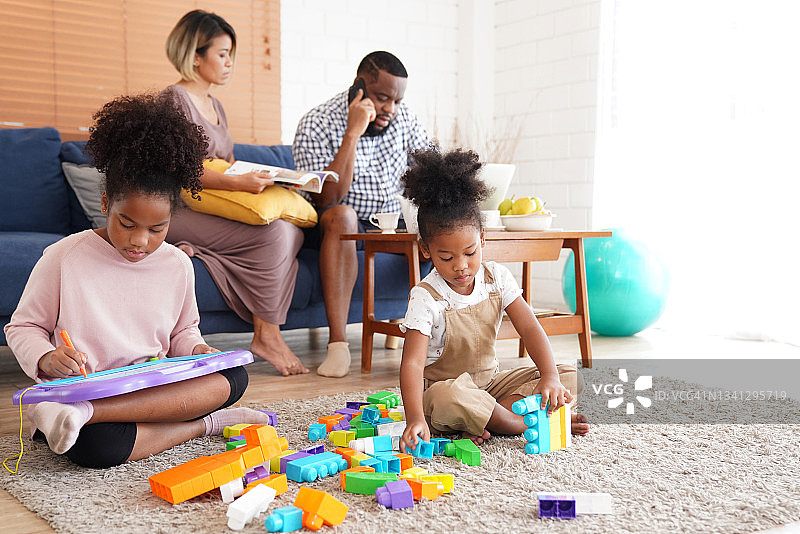 一家人在客厅放松休闲图片素材